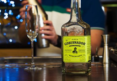 Kiev, Ukrayna, 22 Şubat 2020. Editör çizimi. Barmen Pisco Ekşi Kokteyl yapar. Kokteylde Pisco El Gobernador romu var.