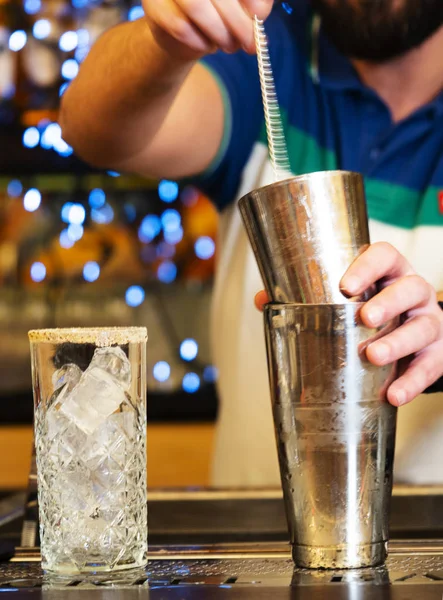 Cantinero Agita Cóctel Mary Sangrienta Una Coctelera — Foto de Stock