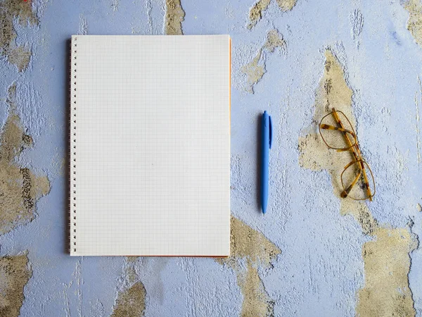 Широкий Обзор Изображения Пустой Спиральной Ноты Синей Ручки Очков Голубой — стоковое фото