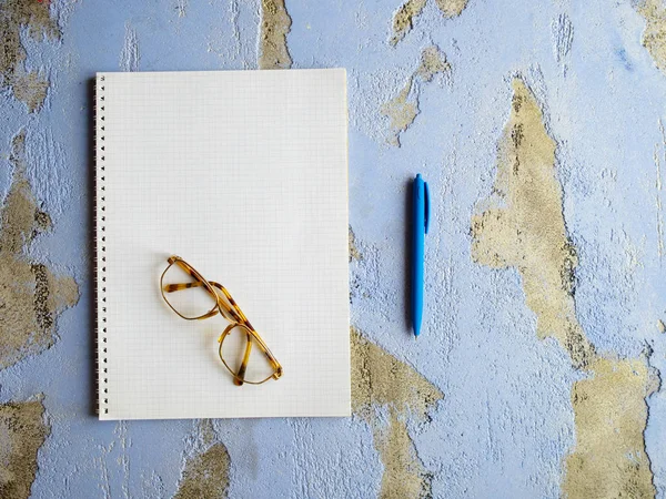 Широкий Обзор Изображения Пустой Спиральной Ноты Синей Ручки Очков Голубой — стоковое фото