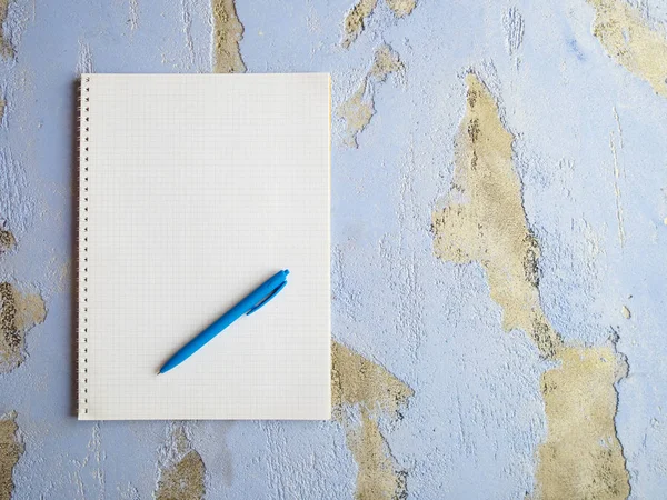 Široký Náhled Prázdný Spirálový Poznámkový Blok Modré Pero Modrém Povrchu — Stock fotografie