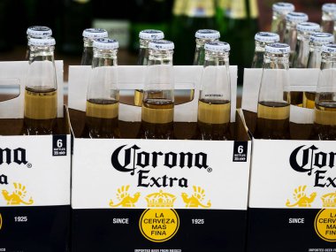 Corona biraları bir mağazanın rafında.