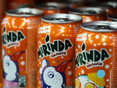 Marketteki rafta duran Mirinda Orange kutuları.