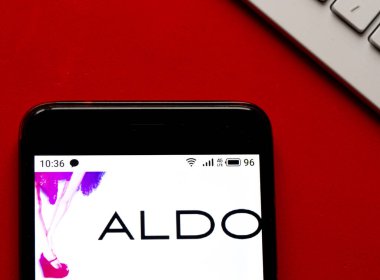  Bu resimde Aldo Shoes logosu akıllı telefondan gösteriliyor.