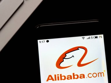 Bu resimde Alibaba logosu akıllı telefondan gösteriliyor.