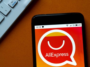 Bu resimde Aliexpress logosu akıllı telefondan gösteriliyor