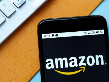  Bu resimde Amazon logosu akıllı bir telefondan gösteriliyor.