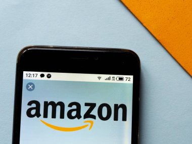  Bu resimde Amazon logosu akıllı bir telefondan gösteriliyor.