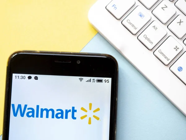 Esta Ilustración Fotográfica Logotipo Walmart Muestra Teléfono Inteligente — Foto de Stock