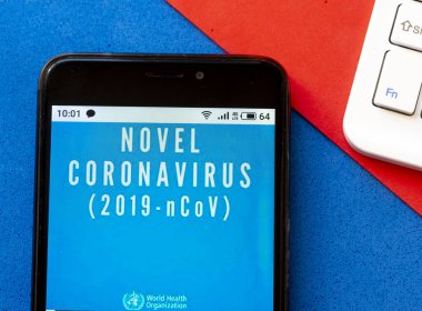 Bu resimde, Dünya Sağlık Örgütü 'nün Roman Coronovirüs Salgını web sitesinin bir bölümü akıllı telefondan gösteriliyor.