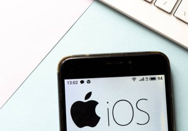 Bu resimde logo akıllı bir telefondan gösteriliyor.