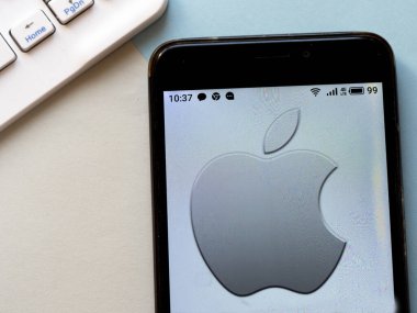 Bu resimde Apple logosu bir akıllı telefonda görüntülenir