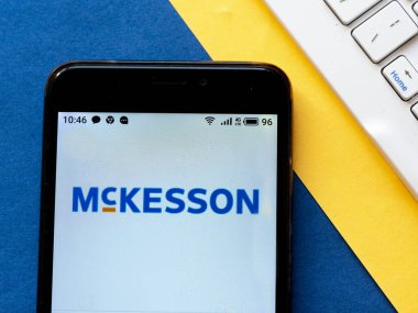 Bu resimde McKesson logosu akıllı bir telefondan gösteriliyor.