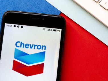 Bu resimde Chevron logosu akıllı bir telefondan gösteriliyor.