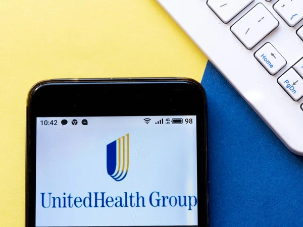 Логотип Unitedhealth Group Отображается Смартфоне — стоковое фото