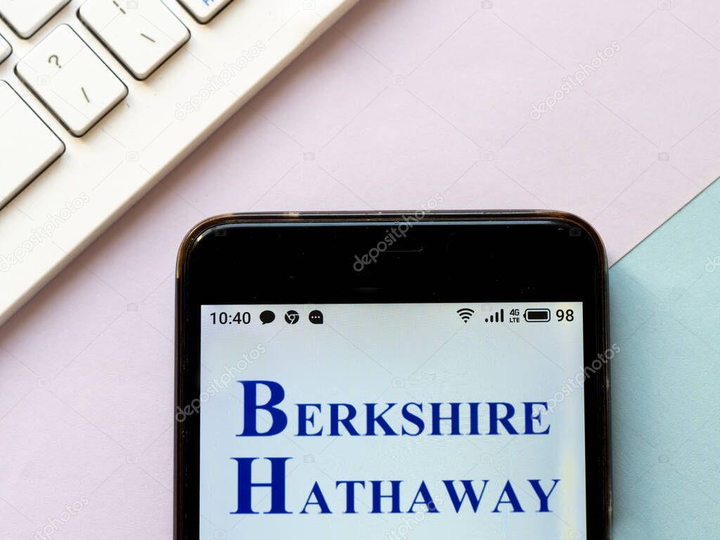 En esta ilustración de la foto el logotipo de Berkshire Hathaway se muestra en un teléfono