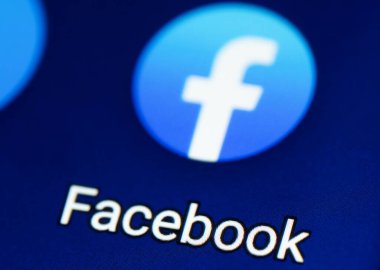 Bu resimde Facebook simgesi bir akıllı telefonda görüntülenir
