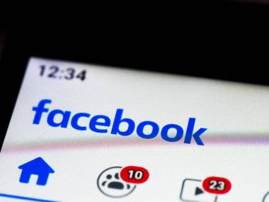 Bu resimde Facebook logosu bir akıllı telefonda gösteriliyor