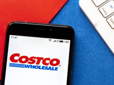  Bu resimde Costco logosu akıllı telefondan gösteriliyor