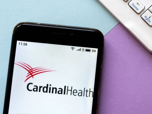 Этой Фотографии Логотип Компании Cardinal Health Отображается Смартфоне — стоковое фото