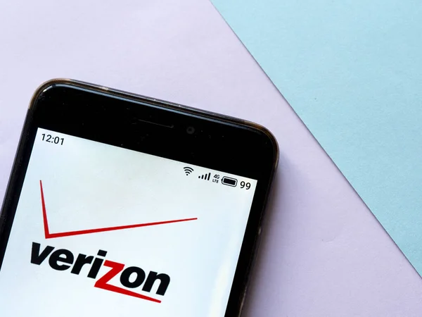 Tym Zdjęciu Ilustracja Logo Verizon Jest Wyświetlany Smartfonie — Zdjęcie stockowe