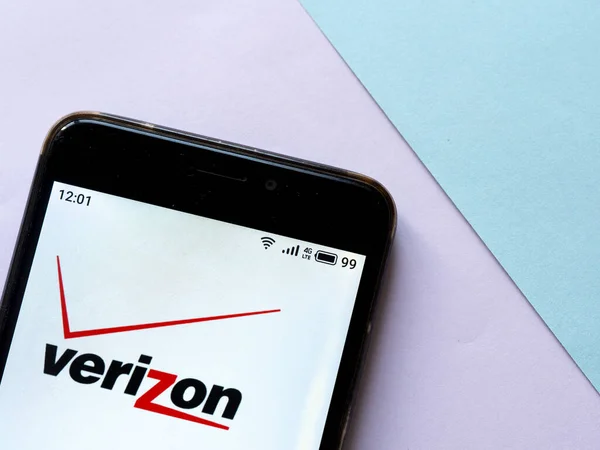 Esta Ilustración Fotográfica Logotipo Verizon Muestra Teléfono Inteligente — Foto de Stock