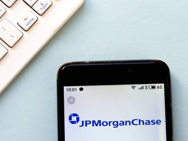 Bu resimde J.P. Morgan Chase logosu akıllı telefondan gösteriliyor.