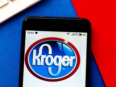 Bu resimde Kroger logosu bir akıllı telefonda görüntülenir