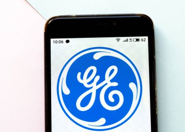 Bu resimde General Electric logosu bir akıllı telefonda görüntülenir