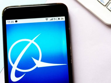  Bu resimde Boeing Şirketi logosu akıllı bir telefondan gösteriliyor.