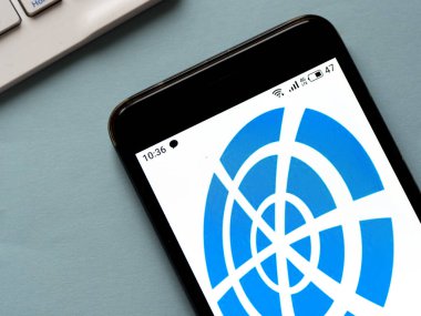 Bu fotoğraf illüstrasyonunda İletişim Uydu Şirketi (COMSAT) logosu akıllı telefondan görüntülenir