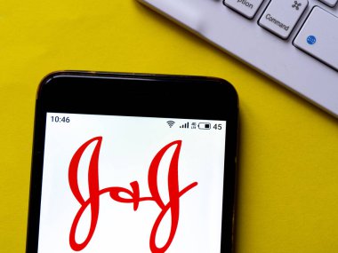 Bu resimde Jhonson & Jhonson logosu bir akıllı telefonda görüntülenir
