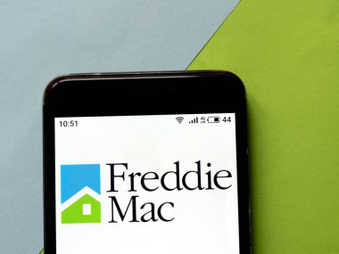 Bu resimde Freddie Mac logosu akıllı bir telefondan gösteriliyor.