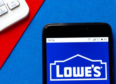 Bu resimde Lowe 'un logosu akıllı telefondan gösteriliyor.