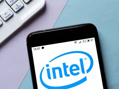 Bu resimde Intel logosu bir akıllı telefonda görüntülenir