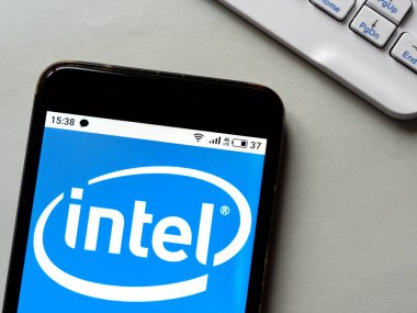 Bu resimde Intel logosu bir akıllı telefonda görüntülenir