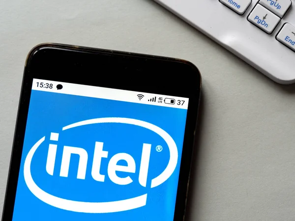 Této Fotografii Zobrazeno Logo Intel Chytrém Telefonu — Stock fotografie