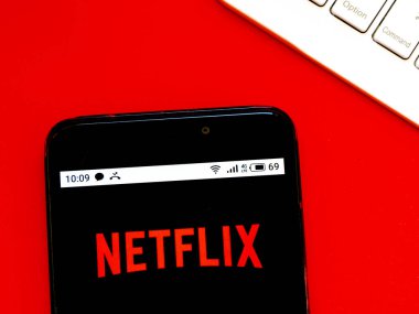 Bu resimde Netflix logosu bir akıllı telefonda görüntülenir