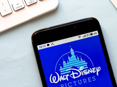 Bu resimde Walt Disney logosu akıllı bir telefondan gösteriliyor.