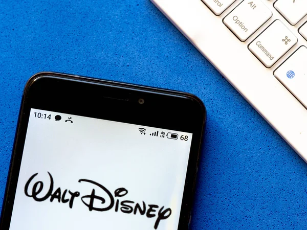Bu resimde Walt Disney logosu akıllı bir telefondan gösteriliyor.