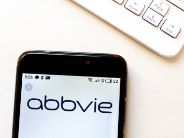 Bu fotoğraf illüstrasyonunda Abbvie Inc. logosu bir akıllı telefonda görüntülenir