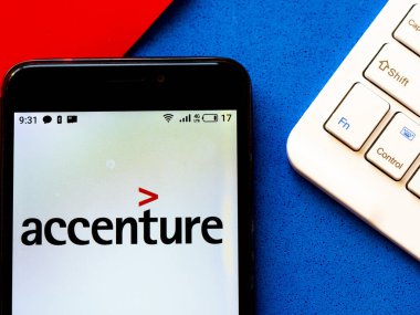 Bu resimde Aksanture logosu bir akıllı telefonda görüntülenir