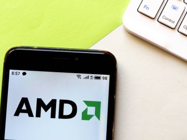 Bu resimde Gelişmiş Mikro Aygıtlar A.Ş. logosu bir akıllı telefondan görüntülenir