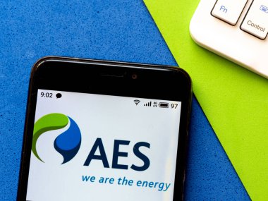 Bu resimde AES Corp. logosu akıllı telefondan gösteriliyor