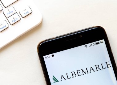 Bu resimde Albermale Şirketi logosu bir akıllı telefondan gösteriliyor.