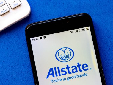 Bu resimde Allstate Şirketi logosu akıllı telefondan gösteriliyor.