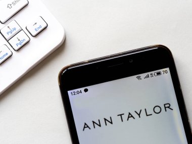 Kiev, Ukrayna, 31 Mart 2020. Editör çizimi. Bu fotoğraf illüstrasyonunda Ann Taylor logosu akıllı bir telefondan gösteriliyor.