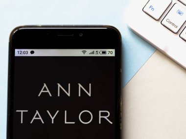 Kiev, Ukrayna, 31 Mart 2020. Editör çizimi. Bu fotoğraf illüstrasyonunda Ann Taylor logosu akıllı bir telefondan gösteriliyor.