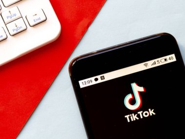 Bu resimde TikTalk logosu akıllı bir telefondan gösteriliyor