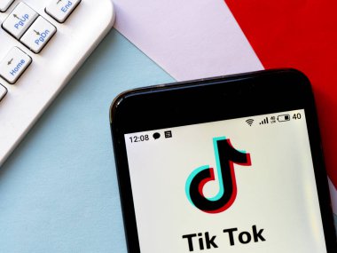 Bu resimde TikTalk logosu akıllı bir telefondan gösteriliyor